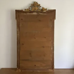 Miroir doré fin 19ème avec fronton décoré. 150x82.