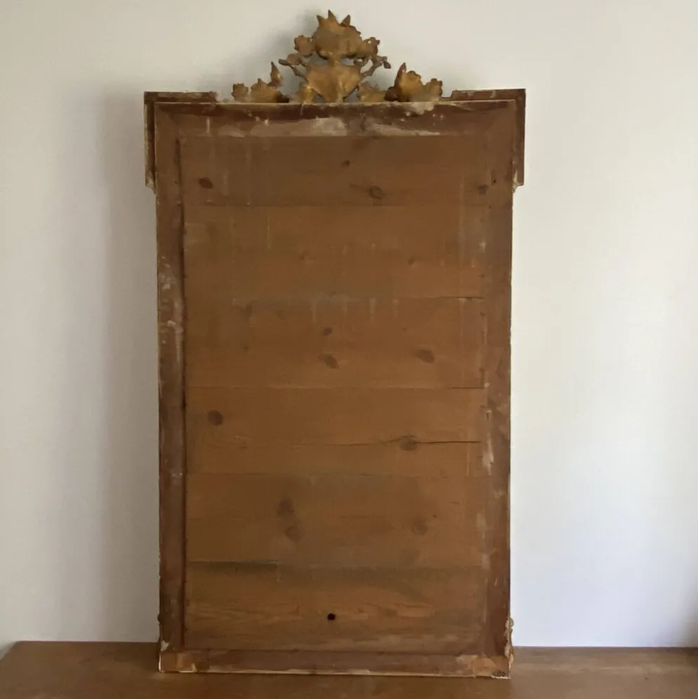 Miroir doré fin 19ème avec fronton décoré. 150x82.