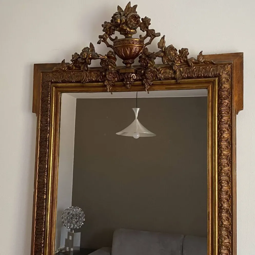 Miroir doré fin 19ème avec fronton décoré. 150x82.