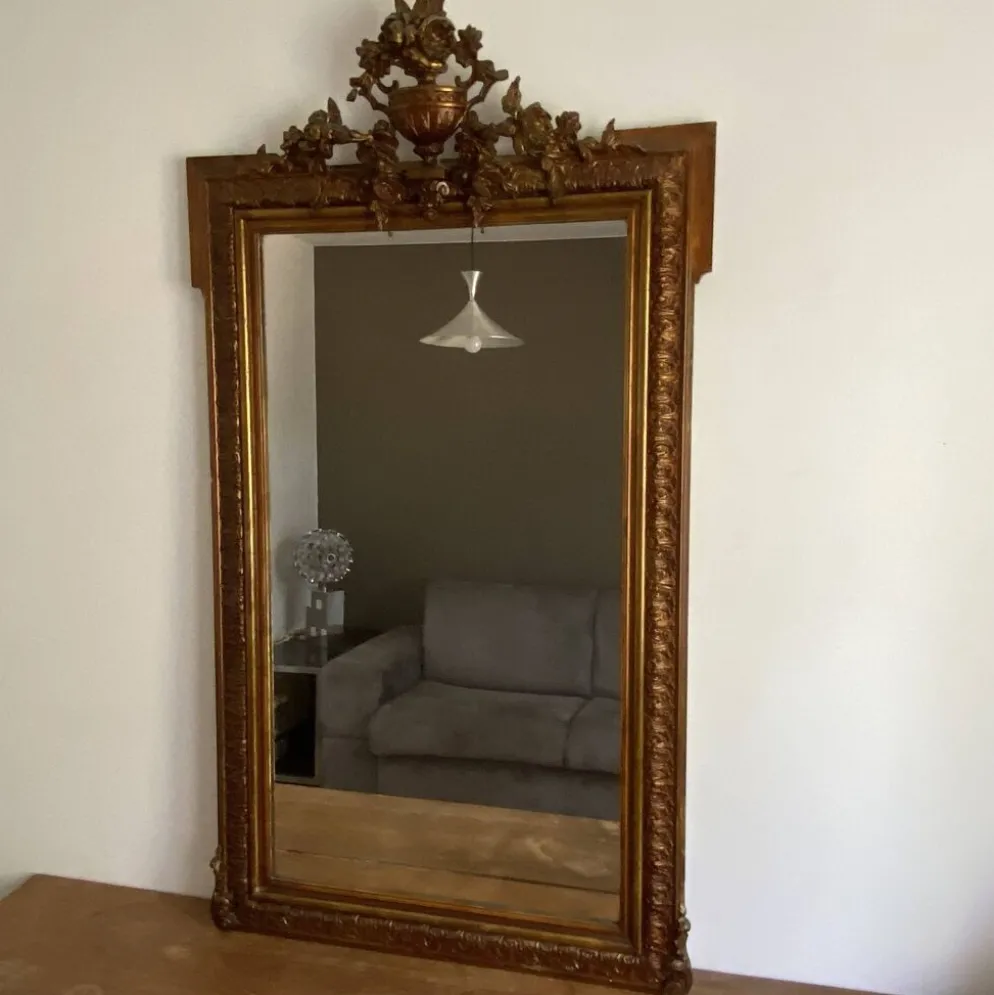 Miroir doré fin 19ème avec fronton décoré. 150x82.