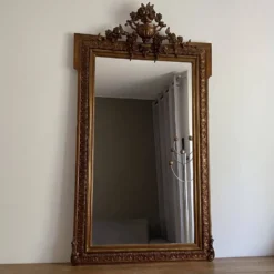 Miroir doré fin 19ème avec fronton décoré. 150x82.