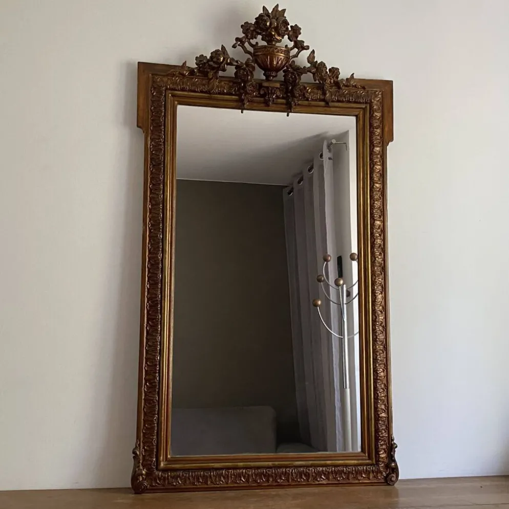 Miroir doré fin 19ème avec fronton décoré. 150x82.