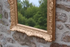 Miroir doré vintage en bois et stuc, décor rocaille – 72 × 54 cm