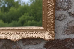 Miroir doré vintage en bois et stuc, décor rocaille – 72 × 54 cm