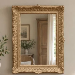 Miroir doré vintage en bois et stuc, décor rocaille – 72 × 54 cm
