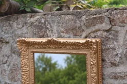 Miroir doré vintage en bois et stuc, décor rocaille – 72 × 54 cm