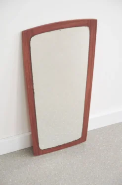 Miroir en bois conique