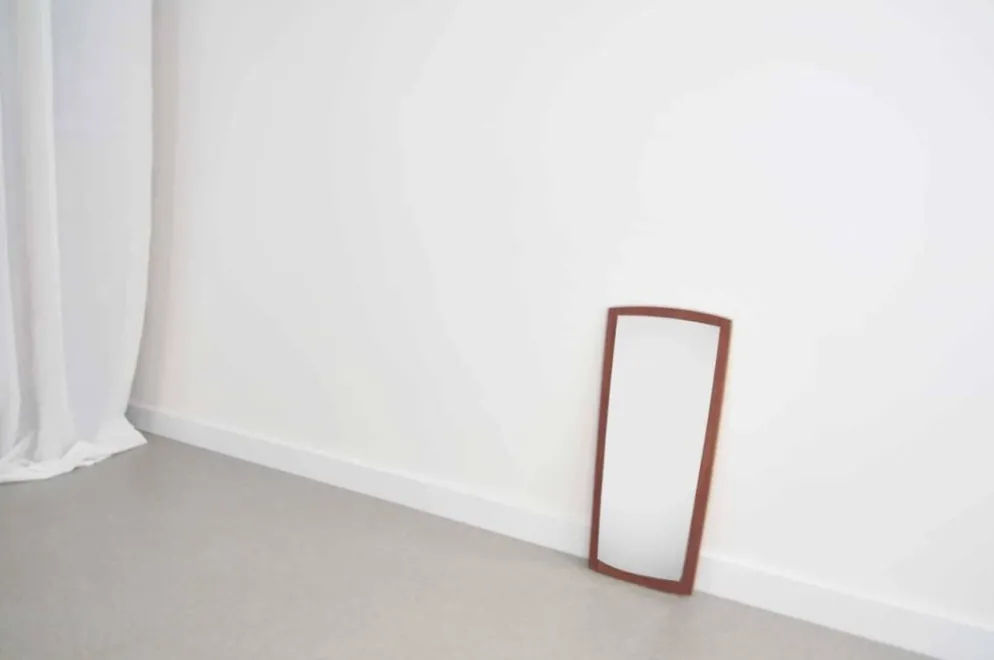 Miroir en bois conique