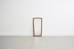 Miroir en bois conique