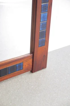 Miroir en bois de rose et céramique bleue