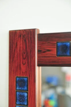 Miroir en bois de rose et céramique bleue