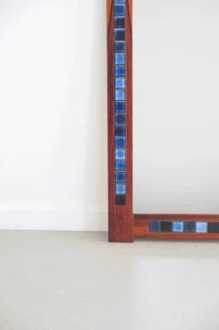 Miroir en bois de rose et céramique bleue