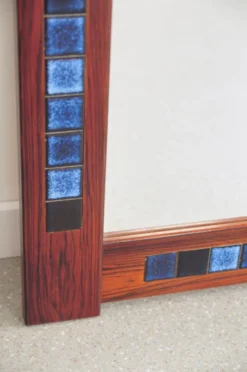 Miroir en bois de rose et céramique bleue