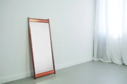 Miroir en bois de teck avec bande en relief en cuivre