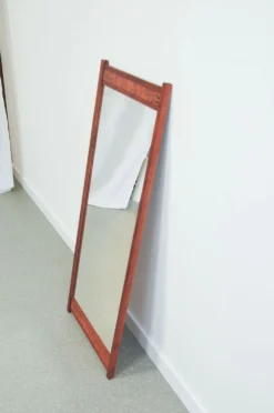 Miroir en bois de teck avec bande en relief en cuivre