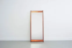 Miroir en bois de teck avec bande en relief en cuivre