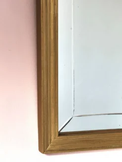Miroir en bois doré, de forme organique avec une glace biseauté