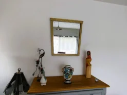 Miroir en bois doré, de forme organique avec une glace biseauté