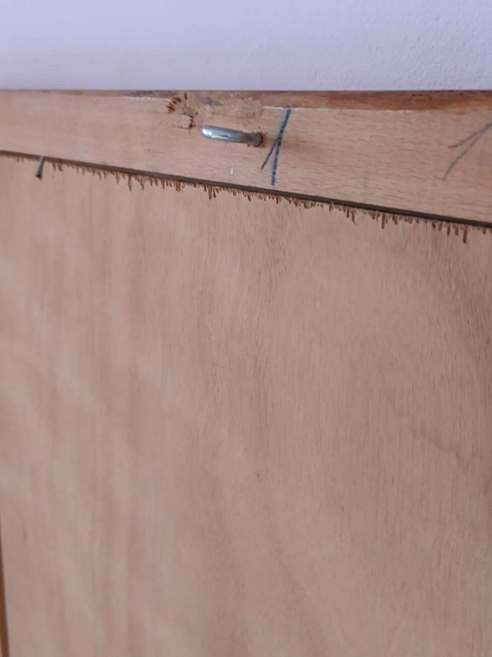 Miroir en bois doré, de forme organique avec une glace biseauté