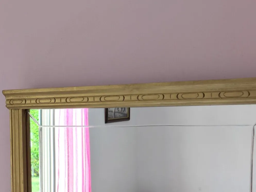 Miroir en bois doré, de forme organique avec une glace biseauté