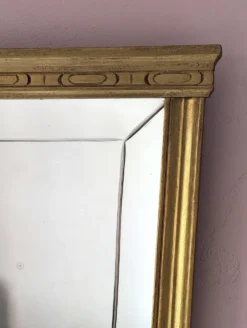 Miroir en bois doré, de forme organique avec une glace biseauté