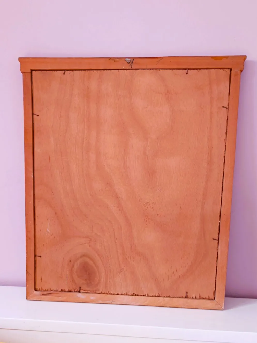 Miroir en bois doré, de forme organique avec une glace biseauté