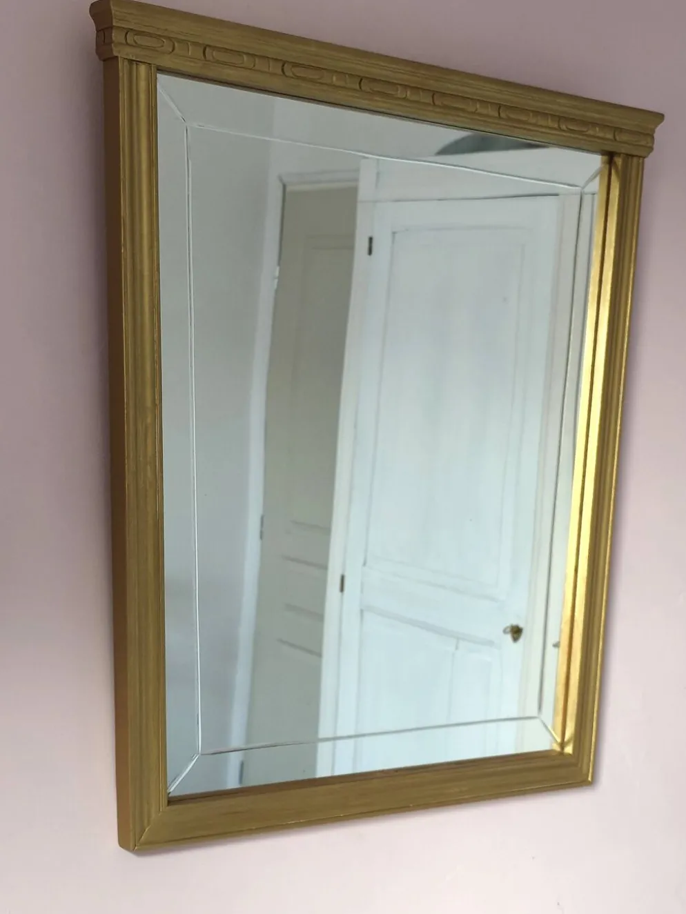 Miroir en bois doré, de forme organique avec une glace biseauté