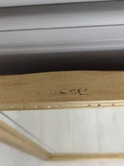 Miroir en bois doré, de forme organique avec une glace biseauté