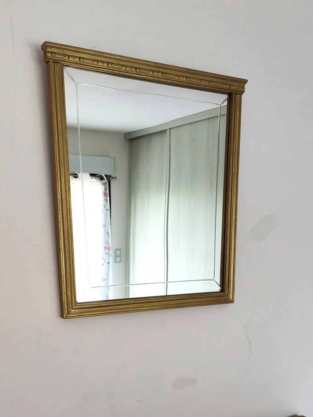 Miroir en bois doré, de forme organique avec une glace biseauté