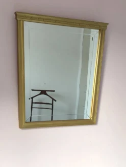 Miroir en bois doré, de forme organique avec une glace biseauté