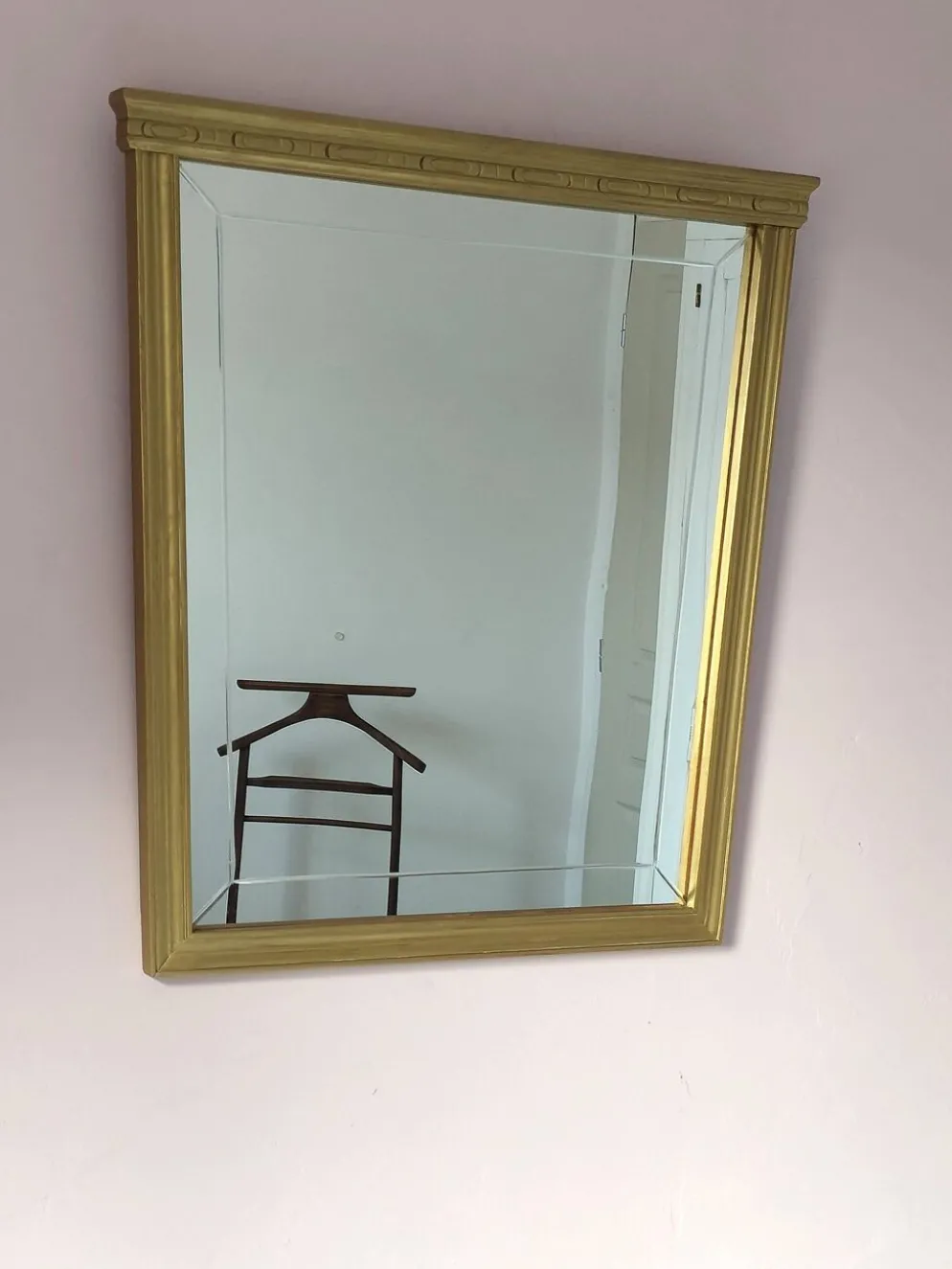 Miroir en bois doré, de forme organique avec une glace biseauté