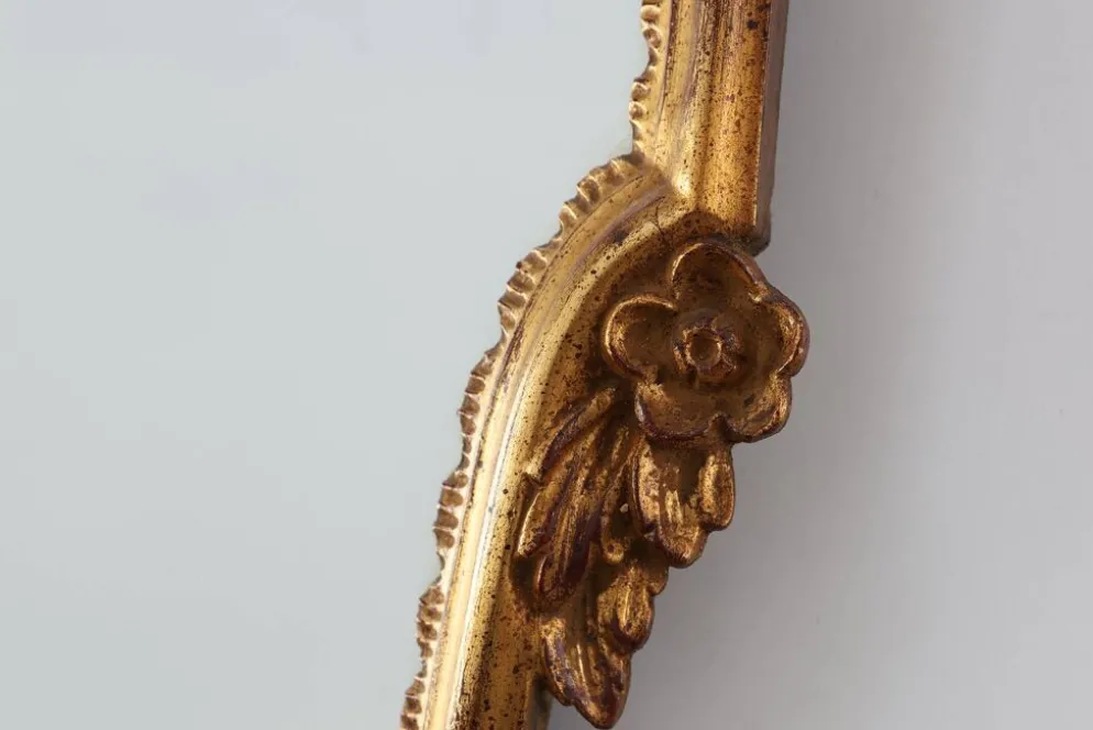 Miroir en bois doré de style Louis XVI du 20e siècle avec un fronton orné, France