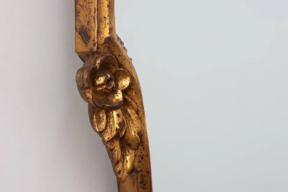 Miroir en bois doré de style Louis XVI du 20e siècle avec un fronton orné, France