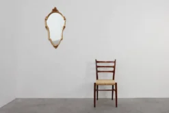 Miroir en bois doré de style Louis XVI du 20e siècle avec un fronton orné, France