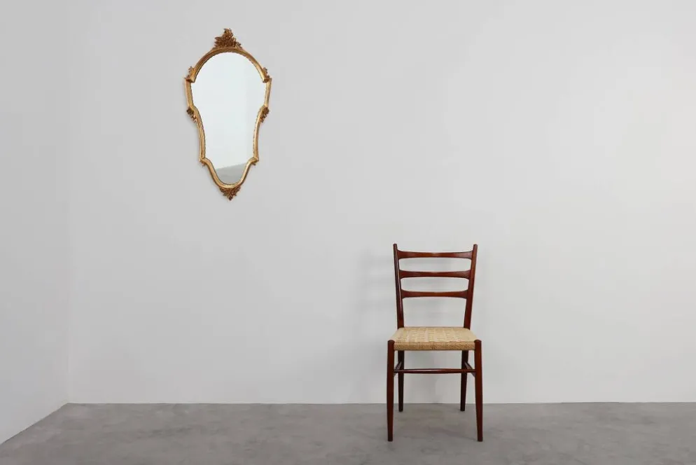 Miroir en bois doré de style Louis XVI du 20e siècle avec un fronton orné, France