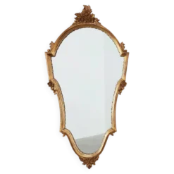 Miroir en bois doré de style Louis XVI du 20e siècle avec un fronton orné, France