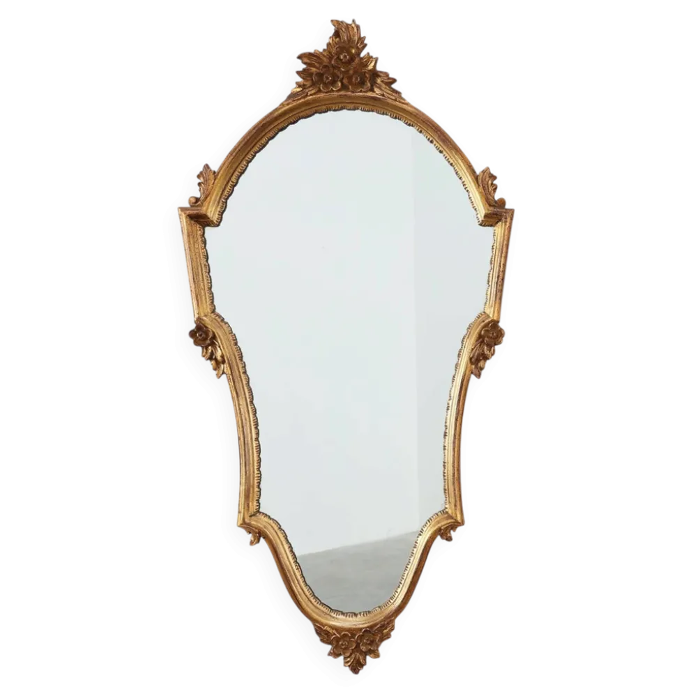 Miroir en bois doré de style Louis XVI du 20e siècle avec un fronton orné, France