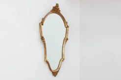 Miroir en bois doré de style Louis XVI du 20e siècle avec un fronton orné, France