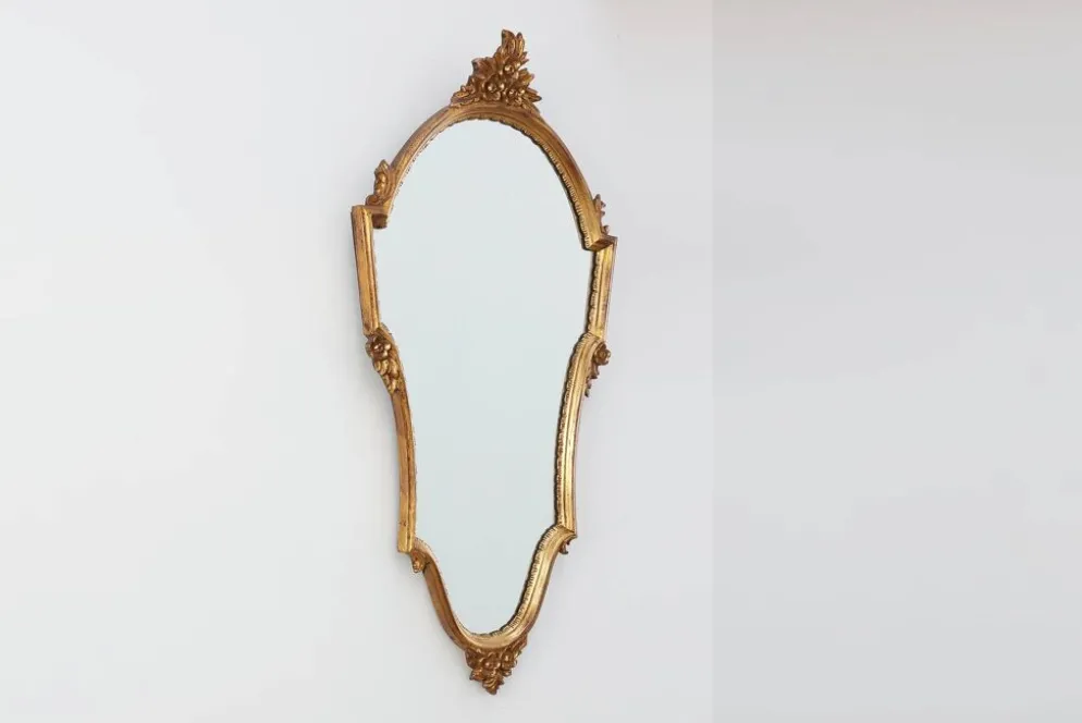 Miroir en bois doré de style Louis XVI du 20e siècle avec un fronton orné, France