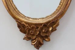 Miroir en bois doré de style Louis XVI du 20e siècle avec un fronton orné, France