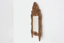Miroir en bois doré sculpté de style Louis XV avec un fronton floral, France, 18ème siècle.