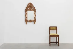 Miroir en bois doré sculpté de style Louis XV avec un fronton floral, France, 18ème siècle.