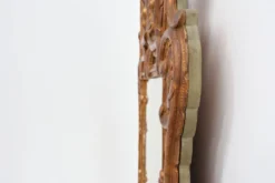 Miroir en bois doré sculpté de style Louis XV avec un fronton floral, France, 18ème siècle.