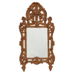 Miroir en bois doré sculpté de style Louis XV avec un fronton floral, France, 18ème siècle.