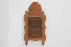 Miroir en bois doré sculpté de style Louis XV avec un fronton floral, France, 18ème siècle.