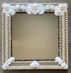 Miroir en bois et coquillages