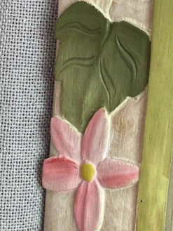 Miroir en bois sculpté, décor floral coloré o