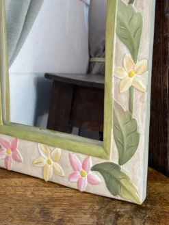 Miroir en bois sculpté, décor floral coloré o