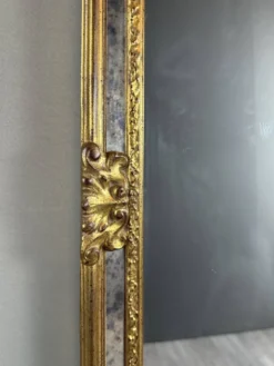 Miroir en bois sculpté et doré de style Louis XV, XXe siècle