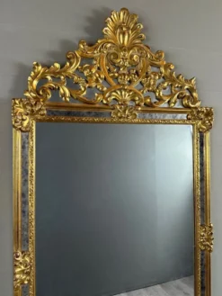 Miroir en bois sculpté et doré de style Louis XV, XXe siècle